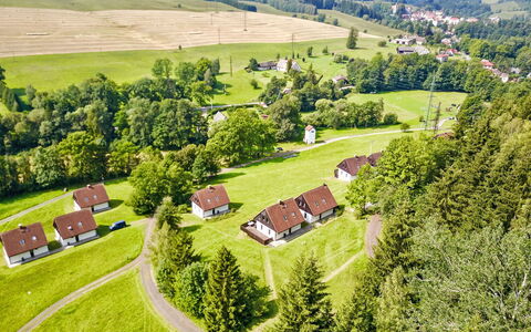 Green Valley Park Stárkov 18: Gras, Haus, Landschaft, Einfach, Ländliches Gebiet, Wiese, Grundstueck, Menschliche Siedlung, Zuhause, Rasen
