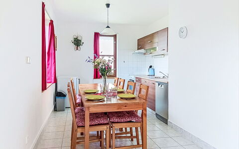 Green Valley Park Stárkov 18: Möbel, Flooring, Fussboden, Tür, Stuhl, Wohnung, Küche & Esszimmer Tisch, Zimmerpflanze, Esszimmer, Holzboden