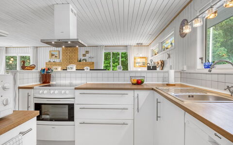 Løgstør 648: Küche, Flooring, Countertop, Holz, Interior Design, Küchengerät, Major Appliance, Decke, Cabinetry, Fussboden