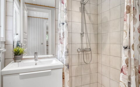 Løgstør 648: Badezimmer, Interior Design, Flooring, Armatur, Fussboden, Installation, Sinken, Badezimmerschrank, Toilette, Zapfhahn