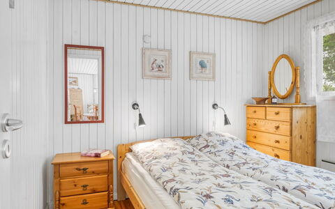 Løgstør 648: Schlafzimmer, Holz, Bett, Interior Design, Flooring, Bettdecke, Fussboden, Bedding, Bettrahmen, Möbel