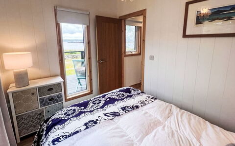 Tiny Mara: Schlafzimmer, Bett, Bettdecke, Bedding, Interior Design, Holz, Linens, Möbel, Fussboden, Flooring