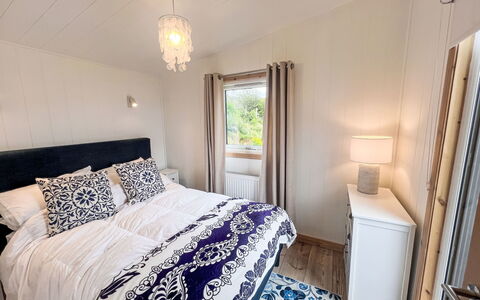 Tiny Mara: Bett, Möbel, Interior Design, Schlafzimmer, Bedding, Bettdecke, Flooring, Fussboden, Holz, Linens