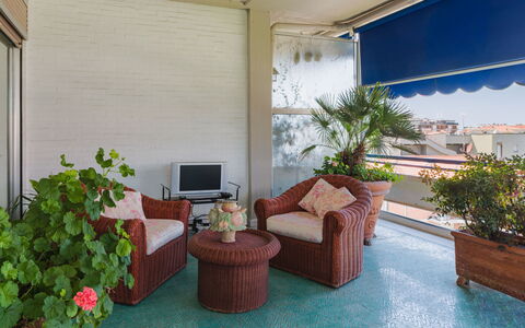 Appartamento la Terrazza di Anna: Blumentopf, Möbel, Zimmerpflanze, Schatten, Gartenmöbel, Stuhl, Balkon, Eco Hotel, Terrasse