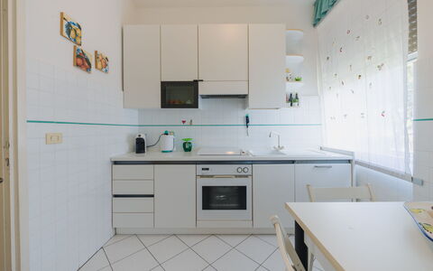 Appartamento la Terrazza di Anna: Küche, Küchengerät, Countertop, Flooring, Major Appliance, Interior Design, Cabinetry, Möbel, Fussboden, Beleuchtung