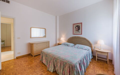 Appartamento la Terrazza di Anna: Bett, Möbel, Schlafzimmer, Interior Design, Fussboden, Bettdecke, Flooring, Bedding, Holz, Zimmer