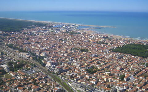 Appartamento la Terrazza di Anna: Daytime, Luftaufnahmen, Stadtgebiet, Vogelperspektive, Horizont, Wohngebiet, Landschaft, Nachbarschaft, Metropolitan Area, Küste