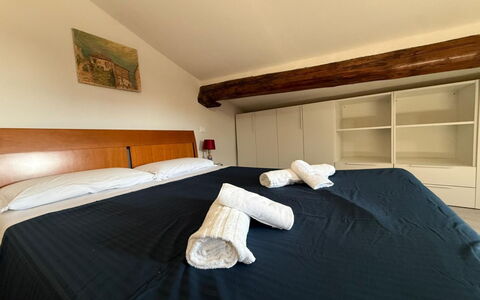 Il Pittore: Bett, Schlafzimmer, Interior Design, Möbel, Fussboden, Holz, Flooring, Bettdecke, Bedding, Zimmer