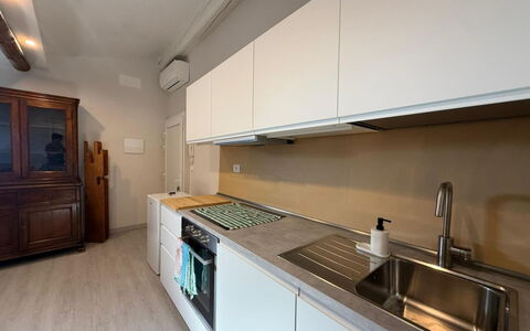 Il Pittore: Küche, Countertop, Küchengerät, Major Appliance, Flooring, Interior Design, Cabinetry, Holz, Fussboden, Spüle