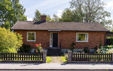Villa Fröseke: Gebäude, Wand, Fenster, Haus, Wohngebiet, Zuhause, Strauch, Hütte, Backstein