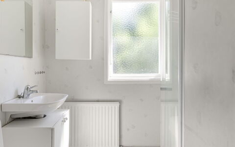Villa Fröseke: Wand, Interior Design, Armatur, Flooring, Fussboden, Decke, Bad Sink, Sinken, Badezimmer, Installation