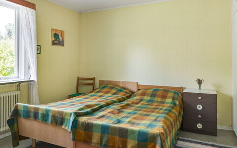 Villa Fröseke: Bett, Möbel, Schlafzimmer, Bedding, Bettdecke, Interior Design, Fussboden, Holz, Flooring, Zimmer