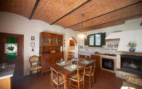 Podere Dolce Sonno e Sonnellino: Möbel, Wand, Interior Design, Flooring, Küche, Tabelle, Beleuchtung, Decke, Stuhl, Küche & Esszimmer Tisch