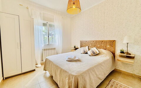 Calma: Bett, Möbel, Interior Design, Fussboden, Schlafzimmer, Flooring, Bedding, Wand, Bettdecke, Holz
