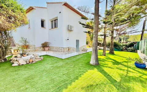 Calma: Haus, Garten, Zuhause, Rasen, Hütte, Landscaping, Garten, Hinterhof, Estate, Walkway