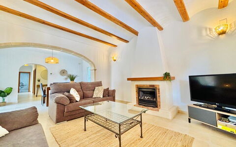 Calma: Decke, Couch, Interior Design, Möbel, Flooring, Wohnzimmer, Fussboden, Zuhause, Zimmer
