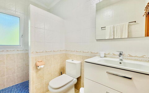 Calma: Flooring, Armatur, Fussboden, Badezimmer, Interior Design, Sinken, Toilette, Installation, Toilleten Sitz, Bad Sink