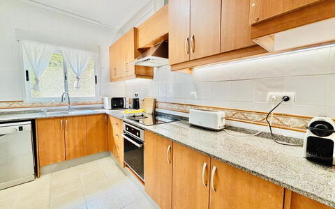 Calma: Küche, Flooring, Fussboden, Major Appliance, Zuhause, Küchengerät, Spüle, Möbel, Cabinetry, Countertop