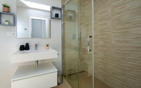 Arenal Beach: Badezimmer, Interior Design, Flooring, Armatur, Bad Sink, Wand, Fussboden, Spiegel, Sinken, Badezimmerschrank
