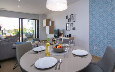 Arenal Beach: Möbel, Interior Design, Flooring, Fussboden, Küche & Esszimmer Tisch, Tabelle, Esszimmer, Stuhl, Zimmer, Decke
