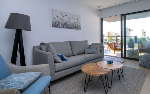 Arenal Beach: Möbel, Couch, Flooring, Interior Design, Fussboden, Wohnzimmer, Tabelle, Kaffetisch, Stuhl