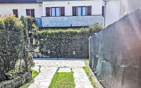 Marina di Massa 651: Wand, Grün, Gasse, Auffahrt, Garten, Walkway, Flagstone, Cobblestone, Landscaping, Hinterhof