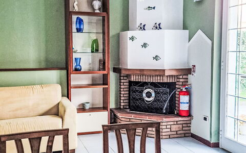 Marina di Massa 651: Möbel, Interior Design, Wand, Flooring, Fussboden, Zimmer, Bilderrahmen, Beleuchtung, Regale, Wohnzimmer