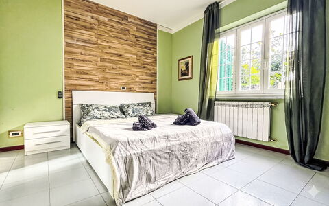 Marina di Massa 651: Möbel, Interior Design, Bett, Schlafzimmer, Flooring, Wand, Fussboden, Holz, Decke, Zimmer