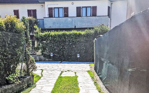Marina di Massa 651: Auffahrt, Garten, Walkway, Flagstone, Schatten, Gasse, Landscaping, Hinterhof, Cobblestone, Schatten