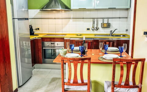Marina di Massa 651: Möbel, Küche, Küchengerät, Major Appliance, Flooring, Interior Design, Holz, Countertop, Fussboden, Zimmer