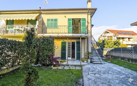 Marina di Massa 651: Wohngebiet, Haus, Nachbarschaft, Zuhause, Menschliche Siedlung, Balkon, Veranda, Vorort, Schatten, Estate