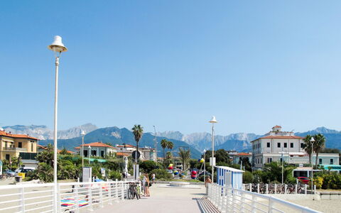 Marina di Massa 651: Himmel, Öffentlicher Raum, Strassenlicht, Pole, Walkway, Durchgangsstrasse, Bürgersteig, Promenade, Zaun