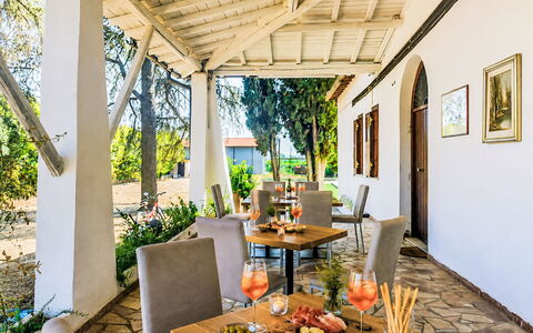 La Perla di Aprilia: Zuhause, Haus, Möbel, Tür, Resort, Hütte, Estate, Schatten, Garten, Hazienda