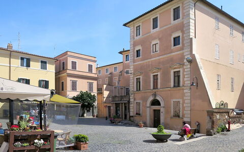 La Perla di Aprilia: Fenster, \Stadt, Blumentopf, Balkon, Hof, Zimmerpflanze, Auffahrt, Regenschirm