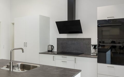 Kamile - 500M from the Sea: Küche, Countertop, Flooring, Küchengerät, Interior Design, Cabinetry, Fussboden, Holz, Major Appliance, Haushaltsgerät