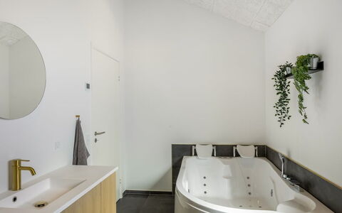 Kamile - 500M from the Sea: Badezimmer, Armatur, Interior Design, Wand, Flooring, Badewanne, Decke, Fussboden, Zapfhahn, Installation
