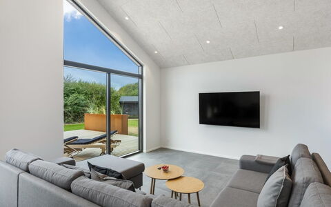 Kamile - 500M from the Sea: Decke, Daylighting, Wohnzimmer, Holzboden