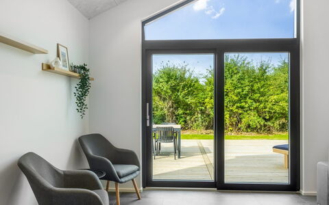 Kamile - 500M from the Sea: Interior Design, Home Door, Glas, Hartholz, Wohnzimmer, Zimmerpflanze, Holzboden, Design, Stuhl