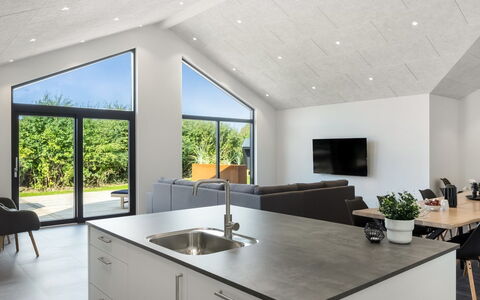 Kamile - 500M from the Sea: Flooring, Interior Design, Decke, Fussboden, Natürliches Material, Dachboden, Holzboden, Hartholz, Wohnzimmer