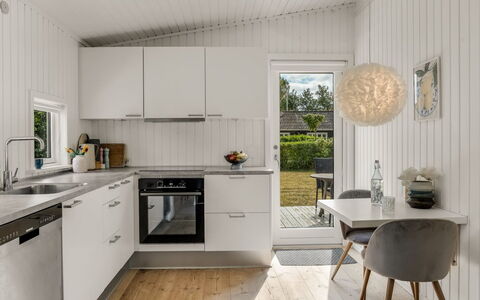 Ulli - 350M from the Sea: Interior Design, Flooring, Küche, Holz, Countertop, Decke, Möbel, Fussboden, Küchengerät, Light Fixture