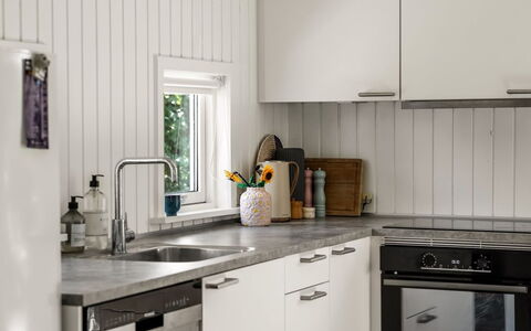 Ulli - 350M from the Sea: Küche, Countertop, Küchengerät, Holz, Interior Design, Flooring, Spüle, Cabinetry, Haushaltsgerät, Major Appliance