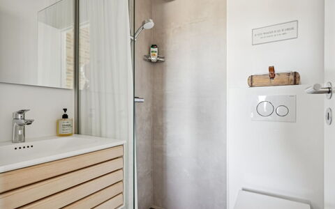 Nuka - 250M from the Sea: Flooring, Wand, Interior Design, Fussboden, Armatur, Holz, Badezimmer, Spiegel, Zapfhahn, Installation