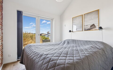 Nuka - 250M from the Sea: Holz, Zuhause, Schlafzimmer, Bett, Bedding, Bettdecke, Daylighting, Hartholz, Linens, Bettrahmen