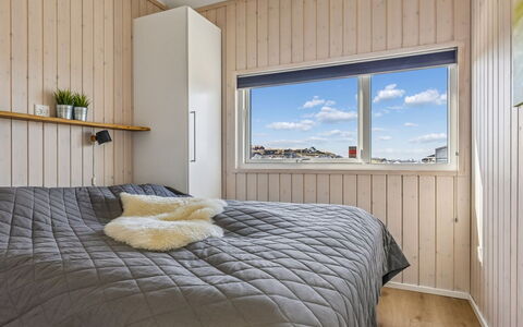 Nuka - 250M from the Sea: Holz, Fussboden, Flooring, Interior Design, Decke, Schlafzimmer, Bett, Hartholz, Zimmer, Holzbeize