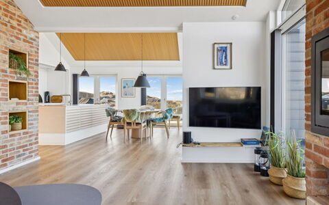 Nuka - 250M from the Sea: Interior Design, Möbel, Flooring, Holz, Decke, Fussboden, Holzboden, Stuhl, Zuhause, Wohnzimmer