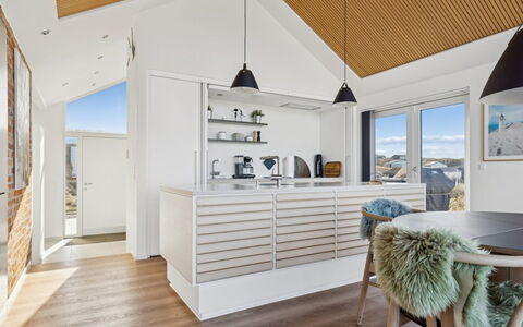 Nuka - 250M from the Sea: Holz, Interior Design, Möbel, Decke, Flooring, Zuhause, Fussboden, Beleuchtung, Light Fixture, Küche