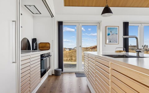 Nuka - 250M from the Sea: Holz, Küche, Interior Design, Flooring, Countertop, Küchengerät, Fussboden, Haushaltsgerät, Holzboden, Decke
