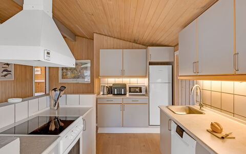 Ruse - 600M from the Sea: Küche, Countertop, Holz, Interior Design, Decke, Küchengerät, Flooring, Major Appliance, Cabinetry, Light Fixture