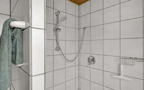 Ruse - 600M from the Sea: Armatur, Badezimmer, Flooring, Fussboden, Installation, Interior Design, Zapfhahn, Dusche, Fliese, Sinken