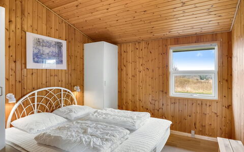 Ruse - 600M from the Sea: Holz, Decke, Interior Design, Fussboden, Schlafzimmer, Flooring, Zimmer, Bett, Hartholz, Bettrahmen